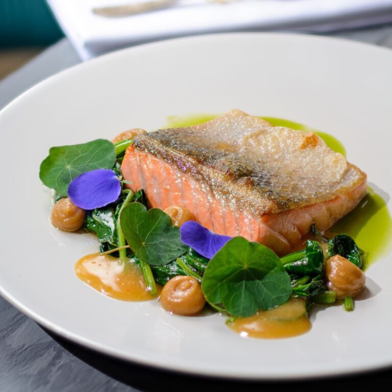 SALMON FILLET WITH SPINACH LEAVES